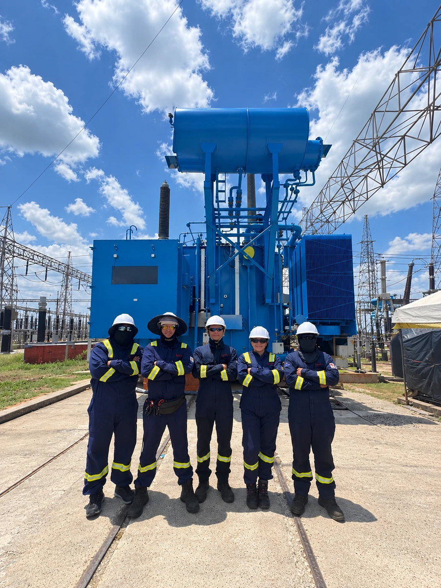 Equipo LG SERVIS frente a un transformador de potencia