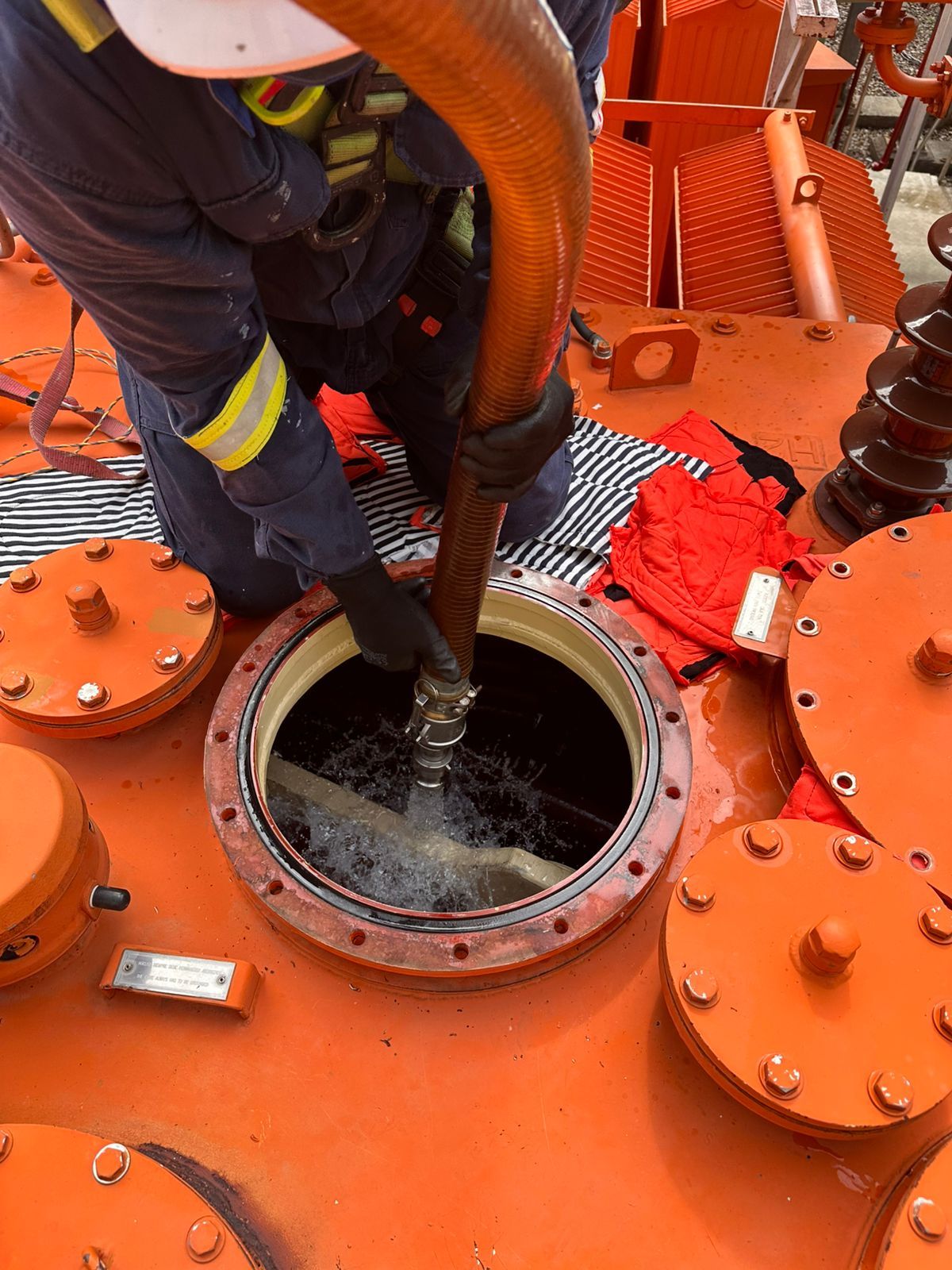Llenado de aceite dieléctrico a través del manhole del transformador