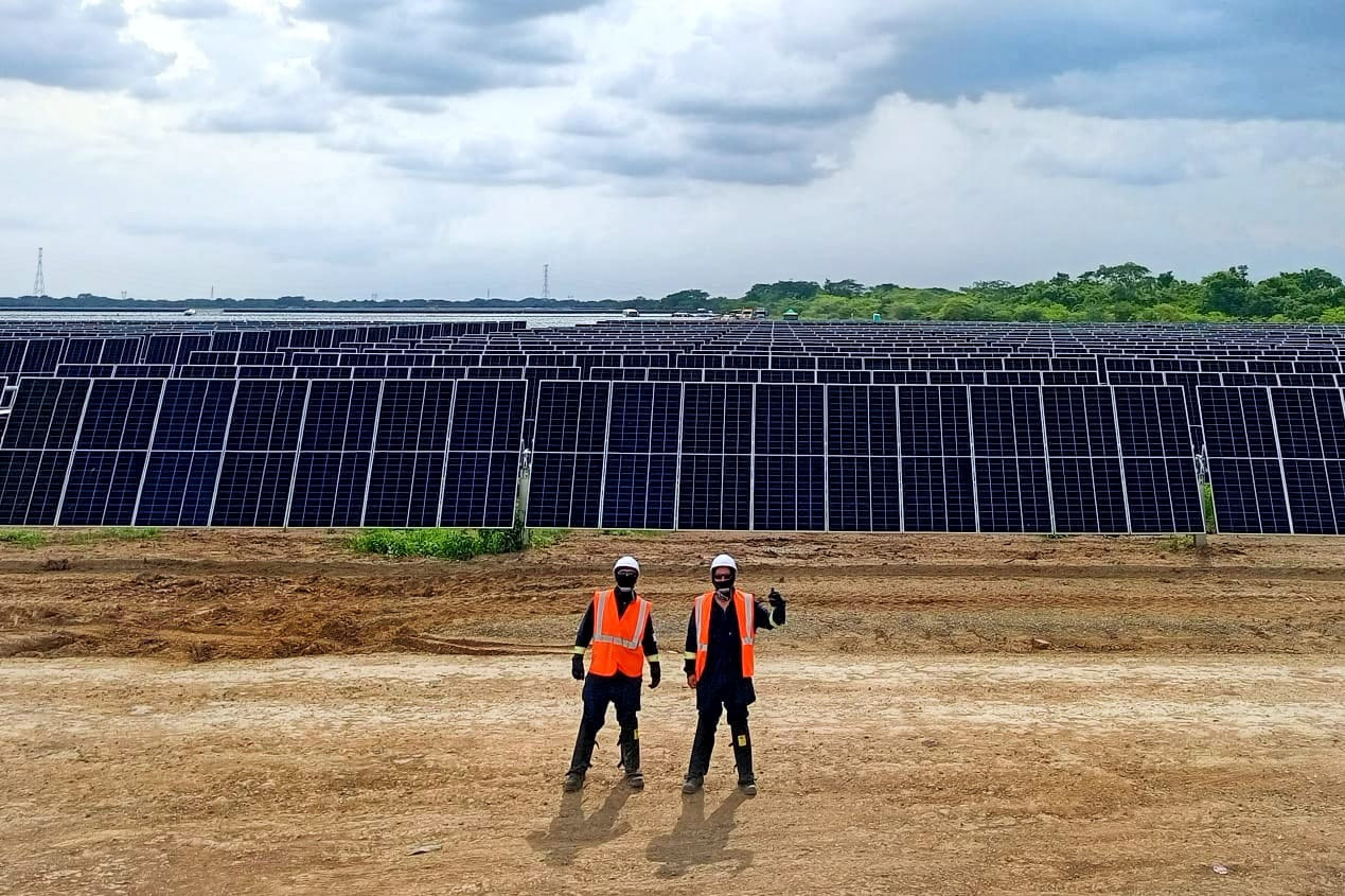 Dos técnicos de LG SERVIS frente a los paneles del parque solar Guayepo, Atlántico