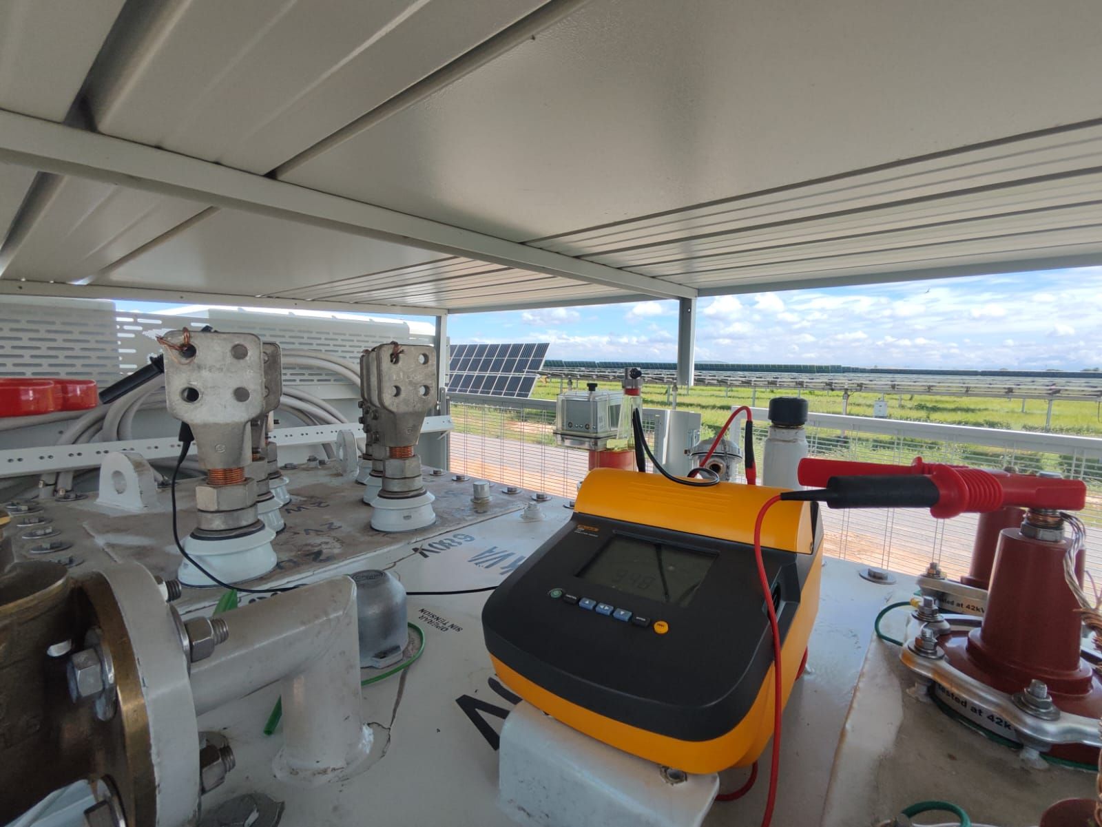 Equipos de prueba durante el mantenimiento de un transformador