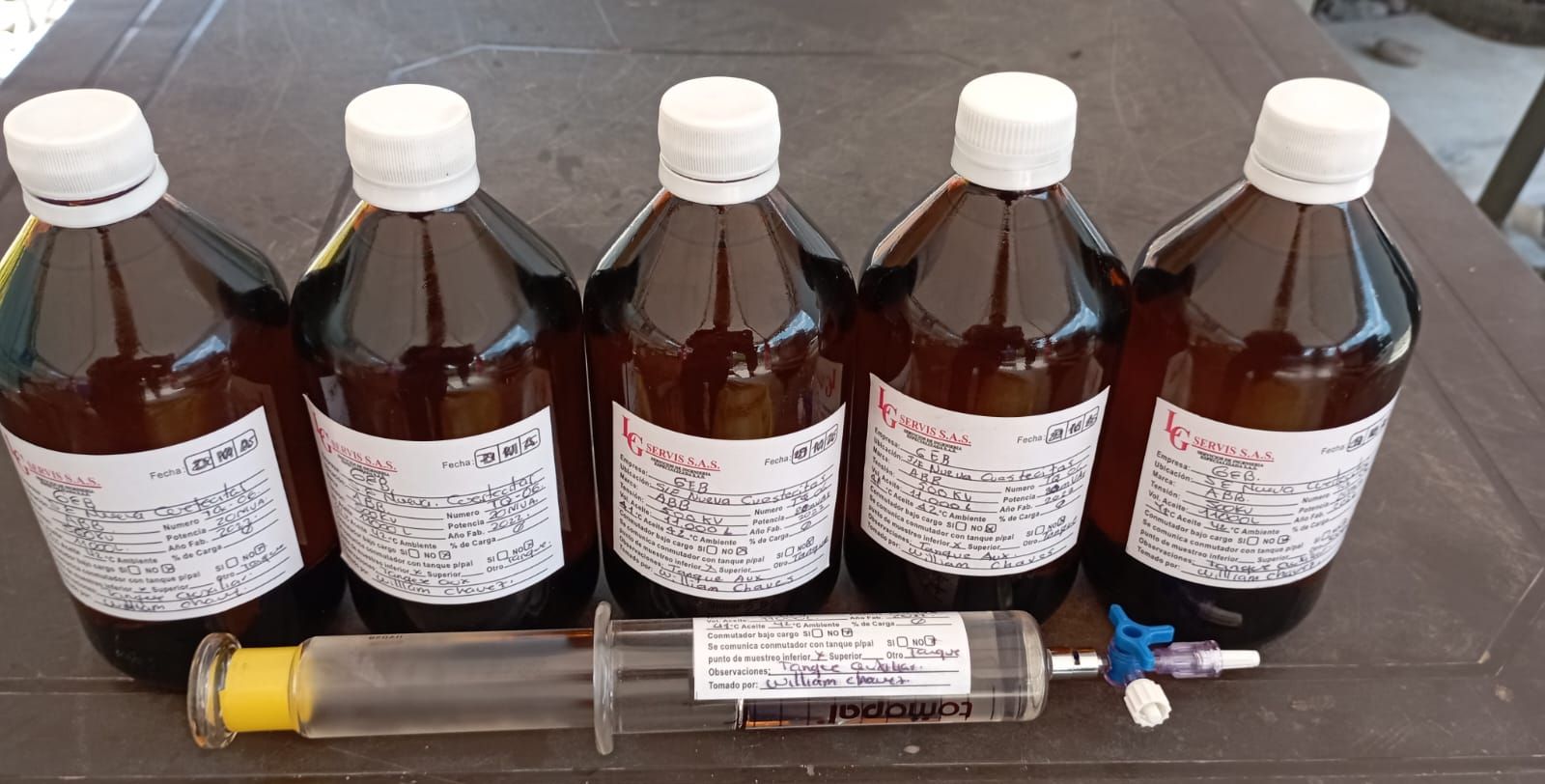 Muestras de aceite dieléctrico listas para análisis de laboratorio