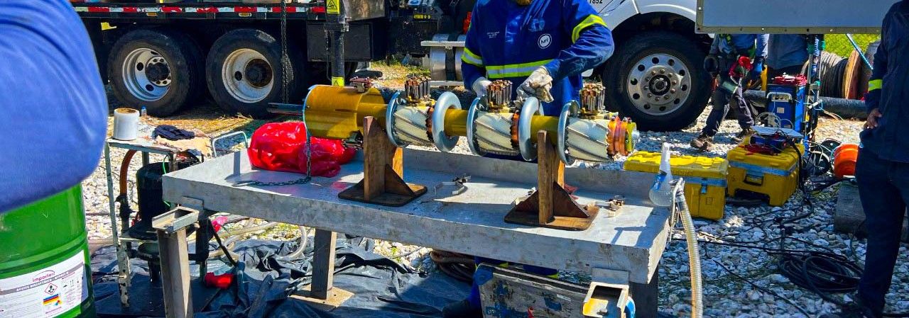 Técnicos de LG SERVIS durante el mantenimiento de un cambiador de tomas bajo carga