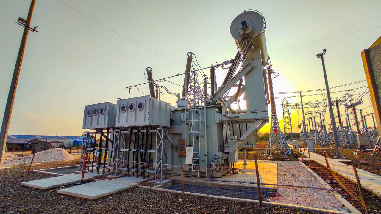Transformador de potencia de 220 MVA montado por LG SERVIS en el proyecto Guayepo, al atardecer